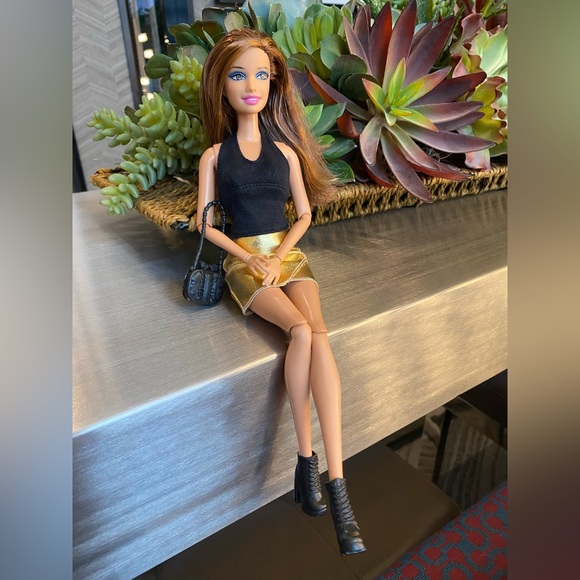 New Barbie Fashionistas - Teresa Doll - Picture 10 of 16